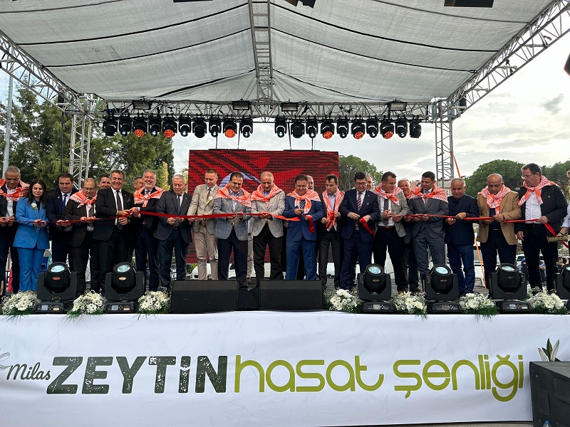 Valimiz Sayın İdris Akbıyık ve eşi Sevim Akbıyık hanımefendi  Milas Zeytin Hasat Şenliği'ne katıldı