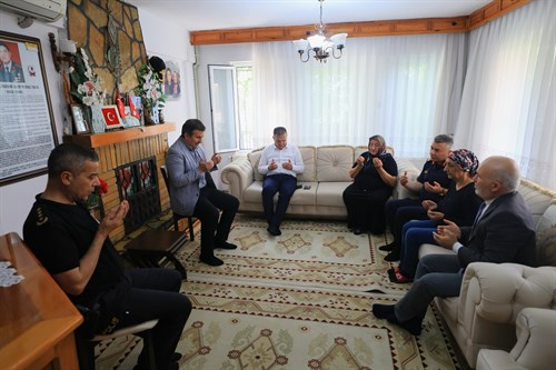 Valimiz Sayın Dr. İdris Akbıyık Kısa Süre Önce Hayatını Kaybeden Şehit Jandarma Yarbay Alim Yılmaz’ın Babası İçin Ailesine Taziye Ziyaretinde Bulundu