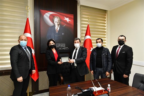 Hak-İş ve Öz Sağlık İş Sendikası Muğla İl Başkanı Nilüfer Kavasoğlu ve beraberindeki heyet Valimiz Sayın Orhan Tavlı’yı ziyaret etti.