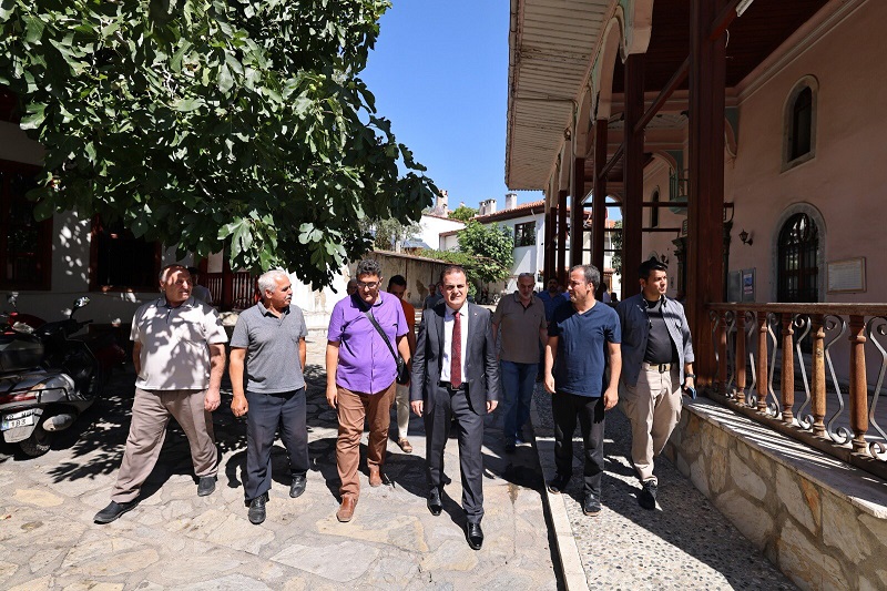 Valimiz İdris Akbıyık, Menteşe Tarihi Şeyh Cami’nde cuma namazı çıkışında vatandaşlarla bir araya geldi.